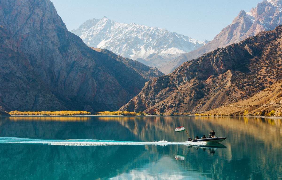 Точикистон хучанд. Озеро Искандеркуль Таджикистан. Горное озеро Искандеркуль Таджикистан. Фанские горы Искандеркуль.